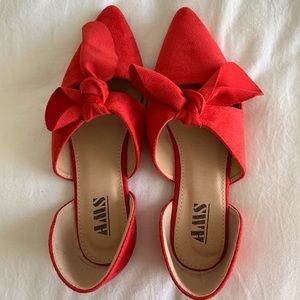Pointed toe bow flats